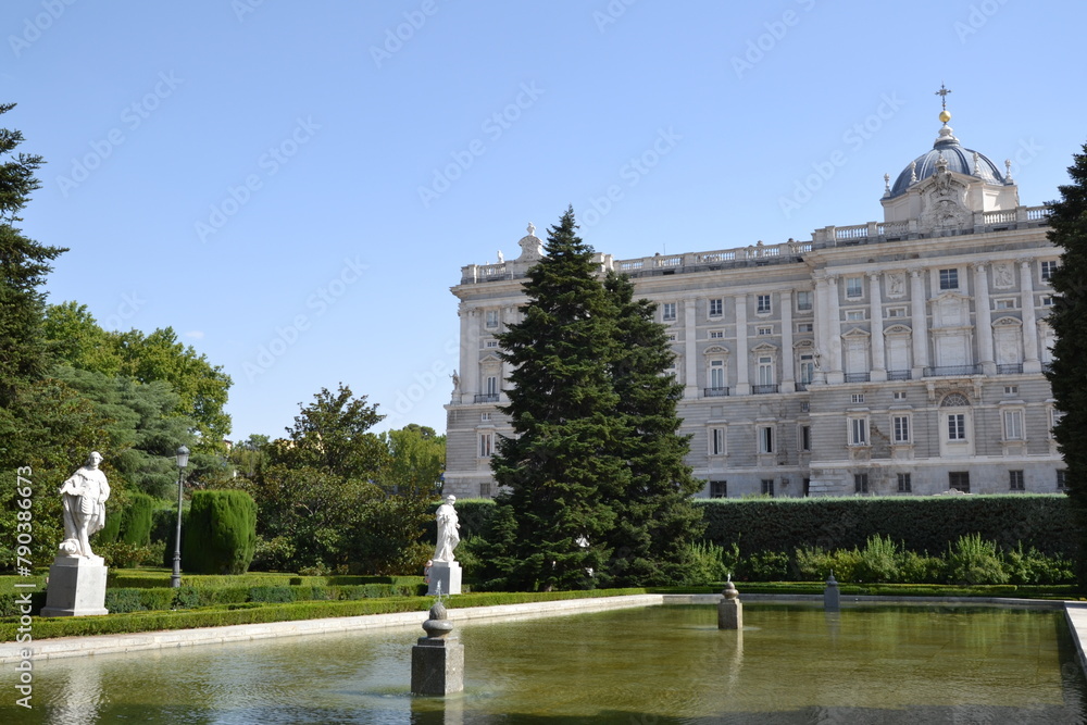 Madrid, Espagne, 16 juillet 2015 : Palais Real depuis les jardins de Sabatini