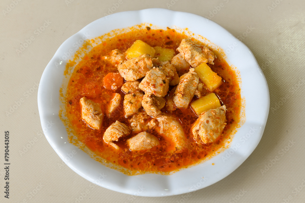 Sauteed chicken with carrots and peas ( Turkish ; Et, Tavuk Sote, guvec ) Sauteed chicken with carrots and peas ( Turkish ; Et, Tavuk Sote, guvec )