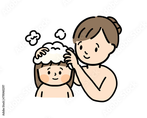 子供の髪を洗う母親