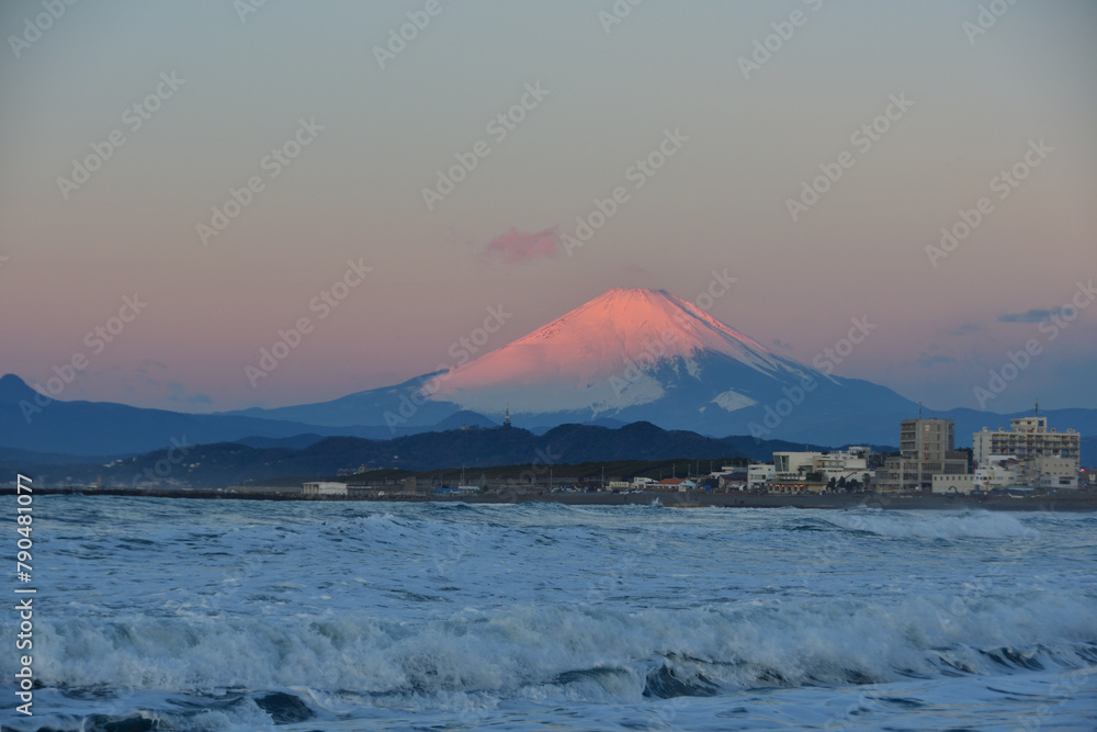 朝日を浴びてピンク色に光る富士山