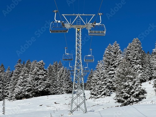 4pers. High speed chairlift (detachable) Pedra Grossa or 4er Hochgeschwindigkeits-Sesselbahn (Kuppelbar) Pedra Grossa in the Swiss winter resorts of Valbella and Lenzerheide - Switzerland / Schweiz photo