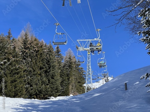 4pers. High speed chairlift (detachable) Pedra Grossa or 4er Hochgeschwindigkeits-Sesselbahn (Kuppelbar) Pedra Grossa in the Swiss winter resorts of Valbella and Lenzerheide - Switzerland / Schweiz photo