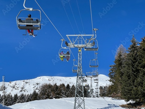 4pers. High speed chairlift (detachable) Pedra Grossa or 4er Hochgeschwindigkeits-Sesselbahn (Kuppelbar) Pedra Grossa in the Swiss winter resorts of Valbella and Lenzerheide - Switzerland / Schweiz photo