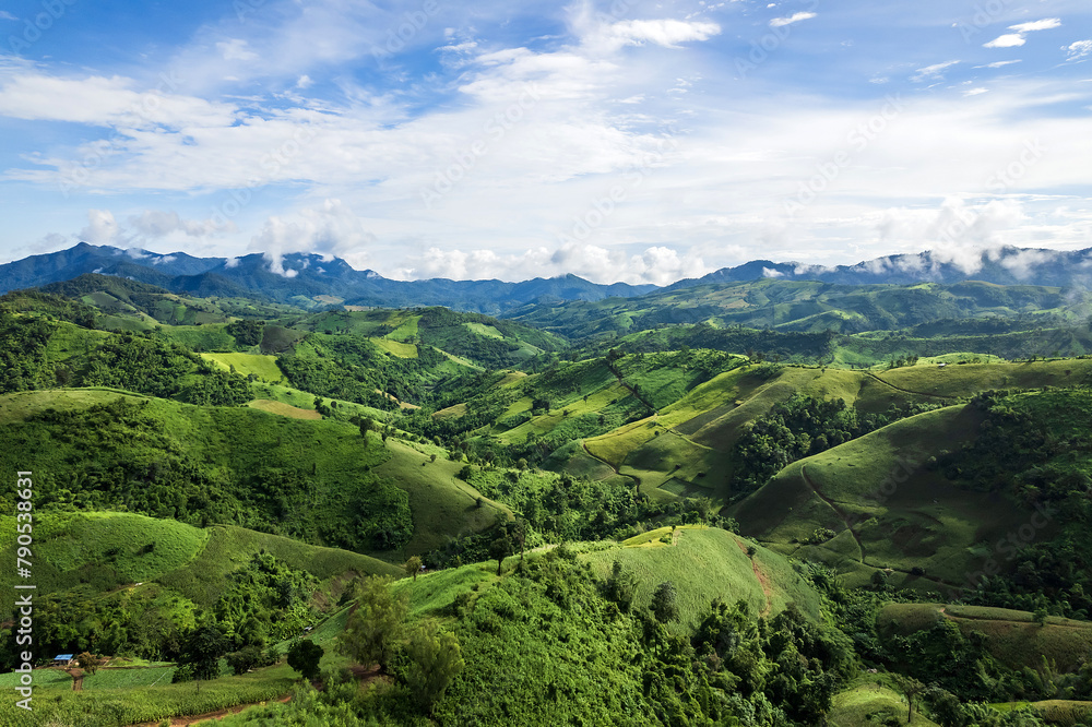 Obraz premium Beautiful sunlight and blue sky with cloud over the mountain of Thailand.