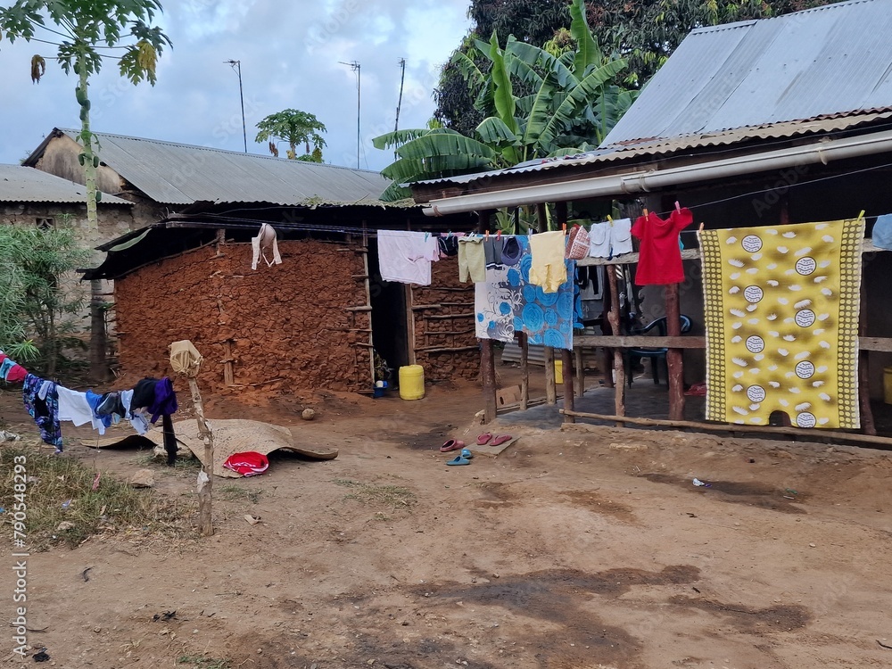 Afrikanisches Haus in Tansania mit Wäsche, die zum Trocknen hängt 