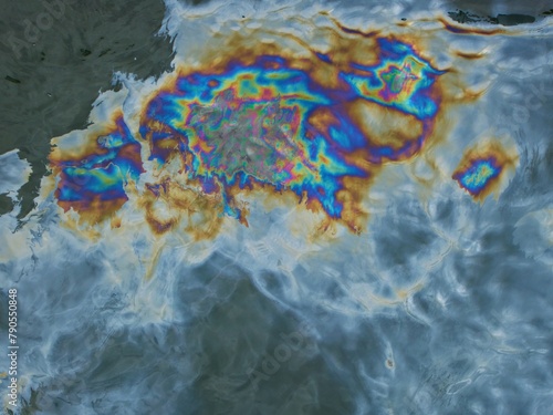 Ölverschmutzung auf Wasseroberfläche