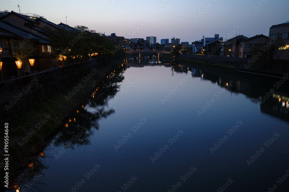 夕闇が迫る石川県金沢市の都市風景