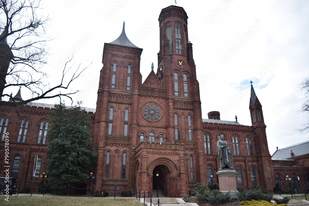 Obraz premium Iconic Smithsonian Castle, a historic landmark in Washington