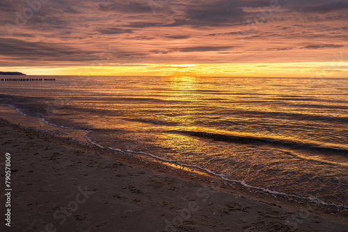 zachód słońca nad brzegiem morza Dziwnów
