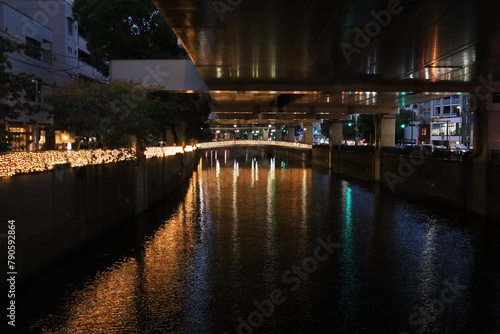 イルミネーションが映る川 夜景