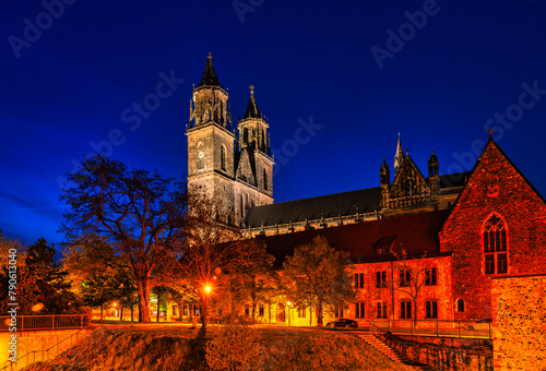 Magdeburger Dom bei Nacht photo