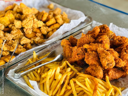 Fotografie Fried items include fried chicken and french fries.