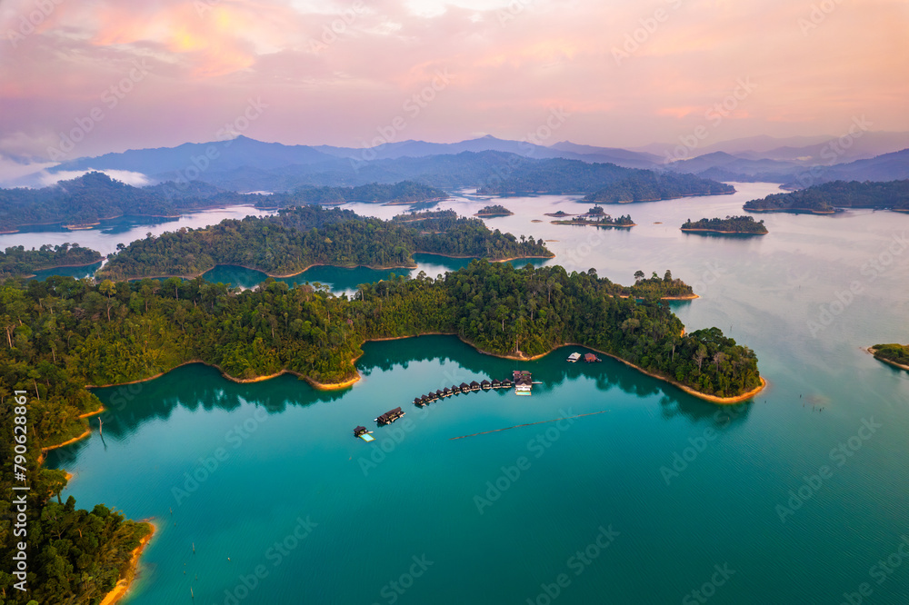Obraz premium Floating bungalow on the Cheow lan Lake in Khao Sok National Park in Surat Thani, Thailand