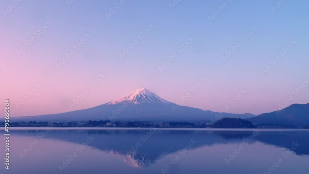 湖に映る朝日に赤く染まる富士山と湖のさざ波、固定撮影 湖に映る朝日に赤く染まる富士山と湖のさざ波、固定撮影
