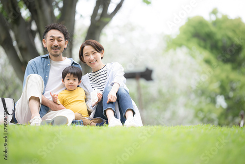 公園でピクニックをする家族 春夏のお出かけやレジャーのイメージ © kapinon