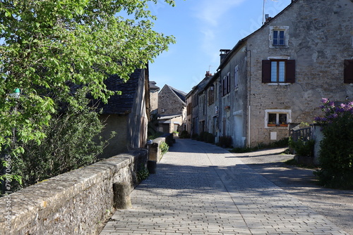 Rue typique, village de Bozouls, département de l'Aveyron, France photo