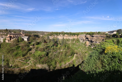 Le canyon de Bozouls, couramment appelé le trou de Bozouls, village de Bozouls, département de l'Aveyron, France photo