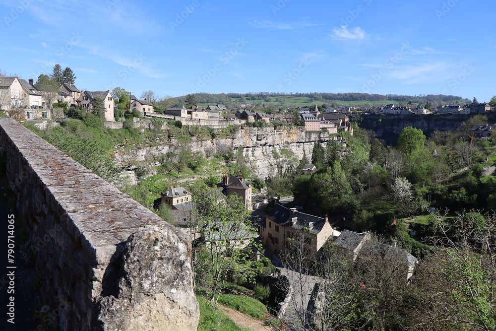 Fototapeta premium Le canyon de Bozouls, couramment appelé le trou de Bozouls, village de Bozouls, département de l'Aveyron, France
