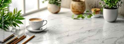 Tasse de café posée sur du un bureau en marbre photo