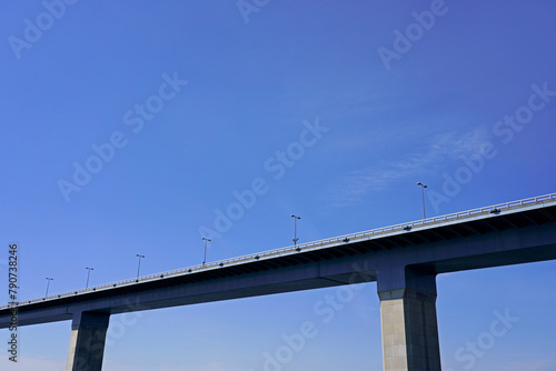 青空に架かる自動車専用橋 © Pirlo21
