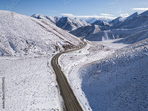 Obraz na płótnie Lindis Pass, New Zealand: Aerial landscape of the Lindis pass between Mt Cook region and Wanaka on a sunny winter day in New Zealand southern alps w salonie