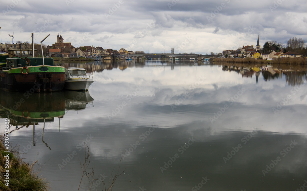 A la jonction de la Saône, du canal de Bourgogne et du canal Rhin-Rhône, plus grand port fluvial de France, le port de Saint Jean de Losne
A la jonction de la Saône, du canal de Bourgogne et du canal Rhin-Rhône, plus grand port fluvial de France, le port de Saint Jean de Losne
