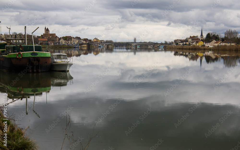 
A la jonction de la Saône, du canal de Bourgogne et du canal Rhin-Rhône, plus grand port fluvial de France, le port de Saint Jean de Losne