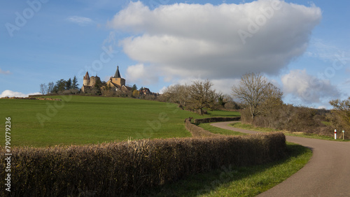paysage rural en Bourgogne en hiver: le village de Châteauneuf perché sur sa colline célèbre pour son château médiéval