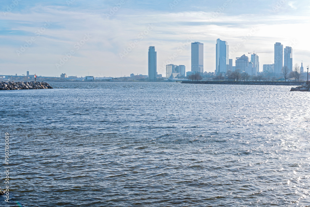 Fototapeta premium lake michigan at milwaukee bay and downtown skyscrapers of milwaukee wisconsin
