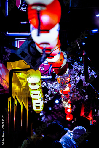 賑わいを見せる新宿思い出横丁の風景