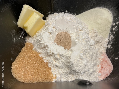 パン生地作りのホームベーカリーに投入した小麦粉・ドライイースト・砂糖・バター・塩