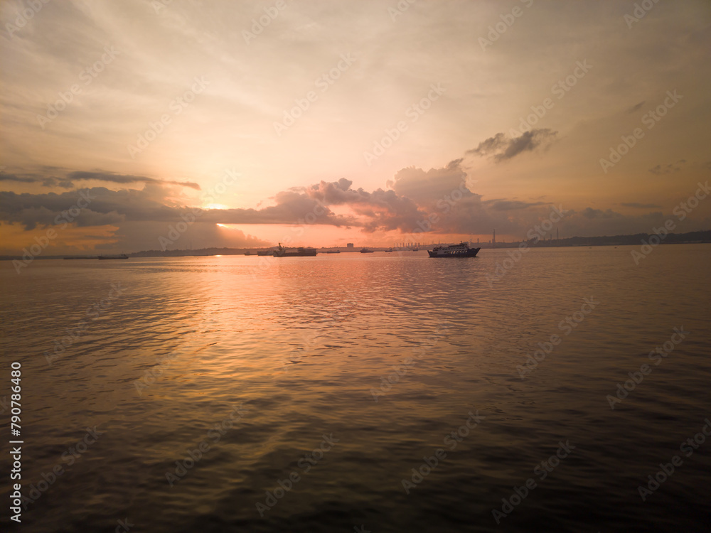Obraz premium photography of beautiful views of sunlight on the ocean in the morning