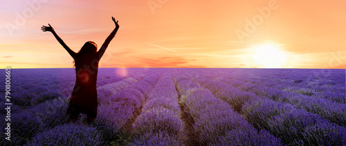 Glückliche Frau ein einem Blumenfeld