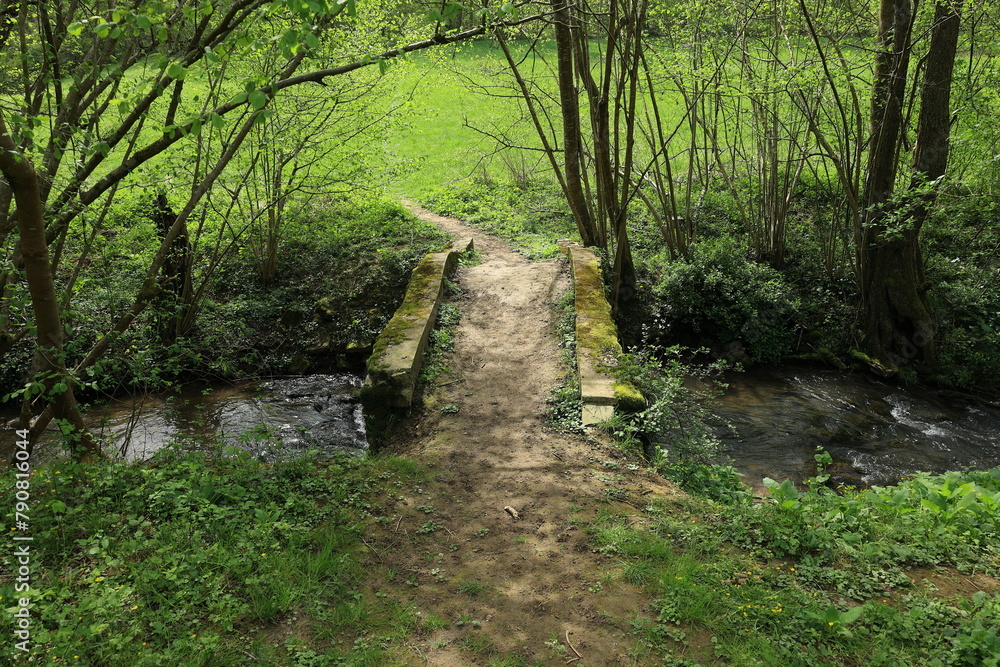 Steinbrücke über den Kreuzbach im Heckengäu Steinbrücke über den Kreuzbach im Heckengäu