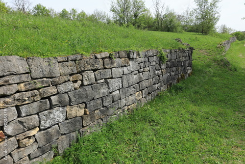 Trockensteinmauer an einem Wanderweg im Heckengäu bei Iptingen