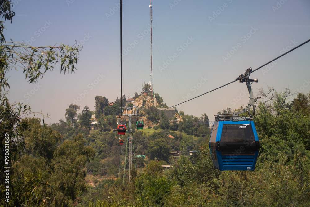 Teleférico no Cerro San Cristobal em Santiago do Chile, atração turística com o cerro ao fundo em dia ensolarado e céu azul, atração turística