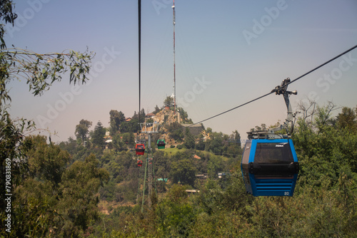 Teleférico no Cerro San Cristobal em Santiago do Chile, atração turística com o cerro ao fundo em dia ensolarado e céu azul, atração turística