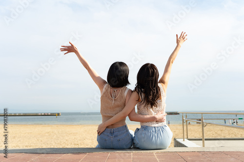 浜辺ではしゃぐ2人の女性 photo