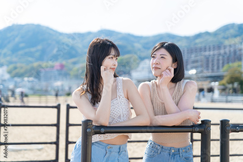 浜辺ではしゃぐ2人の女性