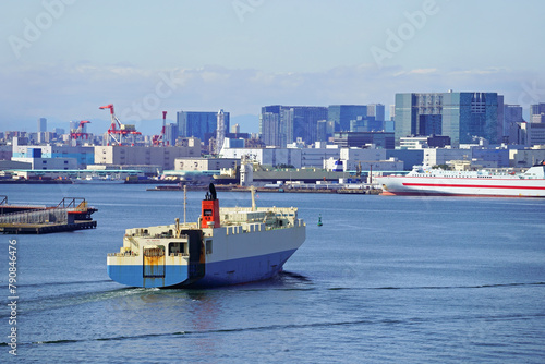 東京港に入港する貨物船（アップ） photo