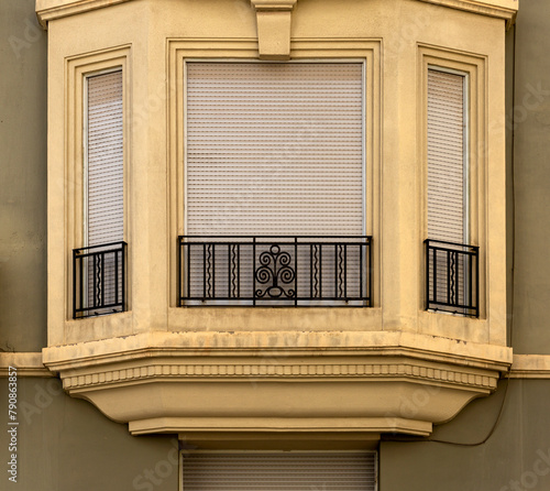 Tribuna amarilla sobre fondo verde