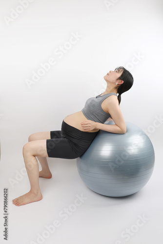 マタニティヨガ　ストレッチ　座る　スポーツ　20代女性