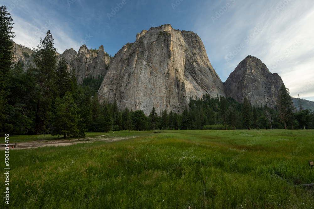 Fototapeta premium Middle Cathedral Rock Rises Sharply Over Yosemite Valley