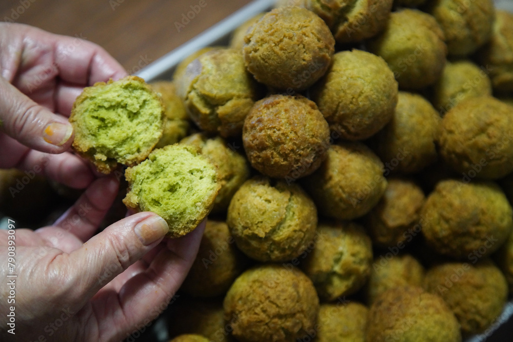 Obraz premium 揚げたてのサーターアンダギー