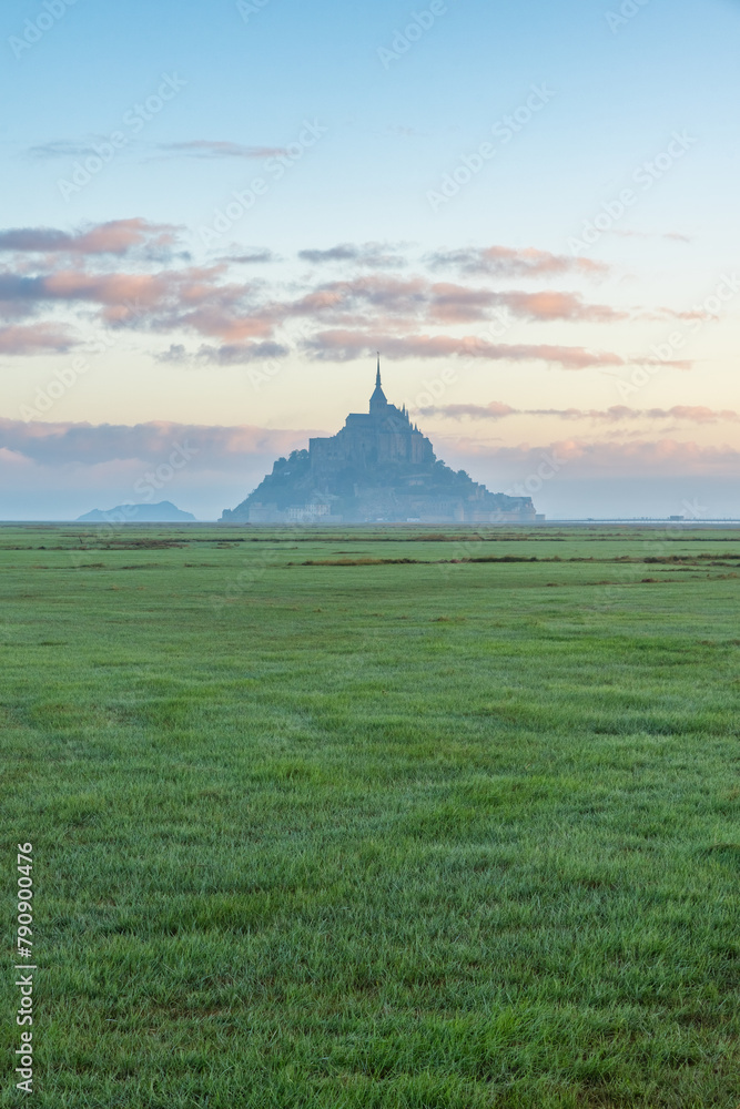 Φωτογραφία Silhouette of Mont Saint Michel cathedral on the island with green meadow at sunrise, Normandy, France