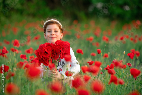 Bambina che sorride biricchina tra i fiori, campagna di promozione per settore florovivaistico photo