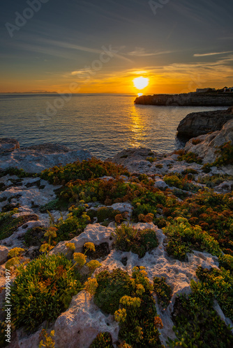 Fototapeta Naklejka Na Ścianę i Meble -  Krajobraz morski, piękny zachód słońca i klify, wyspa Minorka (Menorca), Hiszpania	