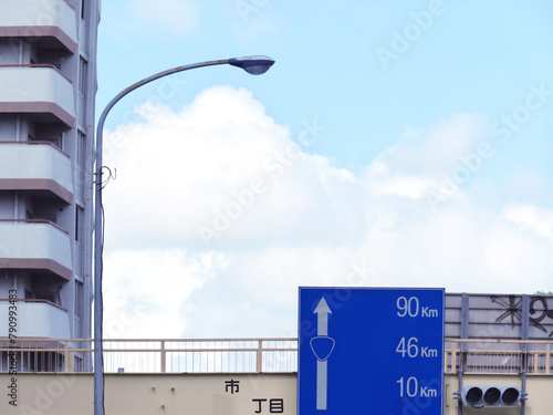 道路案内標識と信号 / 青空・雲