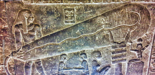 Foto The Dendera lightbulb in the crypt depicting the egyptian creation myth of the s