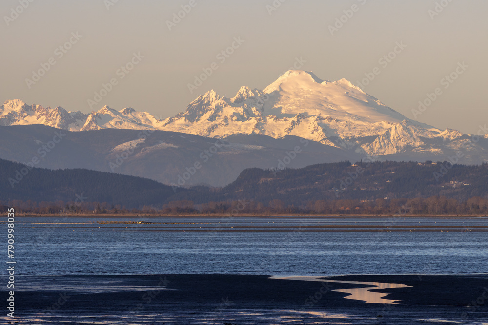 Obraz premium Snow covered Mt Baker winter sunset